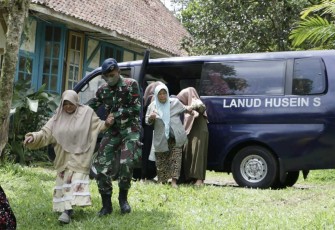 Ambulance Lanud Husein Sastranegara saat evakuasi korban