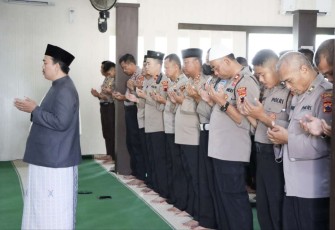 Shalat ghaib personel Polres Demak doakan korban gempa Cianjur 