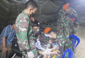 Tim Medis Satuan Koopsud I saat memberikan layanan kesehatan warga korban gempa Cianjur, Senin (28/11)