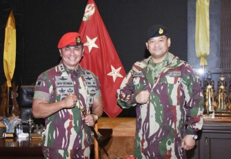 Danjen Kopassus Mayjen TNI Iwan Setiawan bersama Panglima Brunei Darussalam Major General Dato Paduka Seri Haji Mohammad Haszaimi Bin Bol Hasan di Mako Kopassus Cijantung Jakarta, Selasa (6/12)