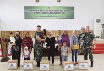 Dandim 1408/Mks Kolonel Inf Nurman Syahreda saat baksos salurkan paket sembako warga kurang mampu, Senin (12/12) 