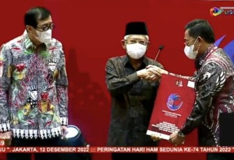 Wapres RI KH Ma'ruf Amin saat memberikan penghargaan untuk Kejagung RI yang diterima Wakil Jaksa Agung Dr Sunarta di Jakarta, Senin (12/12)