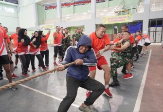 Danrem 064/MY Brigjen TNI Tatang Subarna saat lomba tarik tambang 