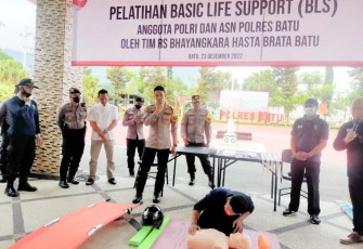 Kapolres Batu AKBP Oskar Syamsuddin saat pelaksanaan pelatihan Basic Life Support, Jum'at (23/12)