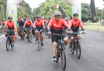 Pangdiv 2 Kostrad Mayjen TNI Syafrial saat gowes bersama anggotanya, Jum'at (23/12)