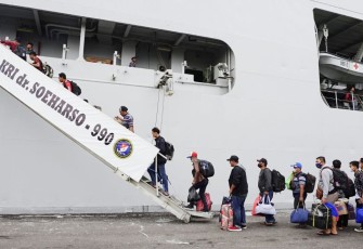 KRI dr. Soeharso-990 angkut masyarakat dan logistik ke pulau Bawean, Kabupaten Gresik, Kamis (29/12)