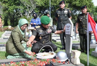 Jenderal Dudung Tabur Bunga di Makam Mantan Kasad