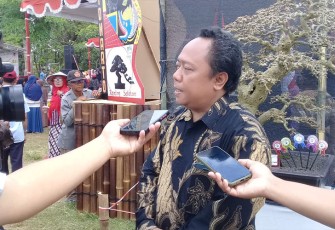 Kades Tirtomarto, Agung Nugroho saat memberikan keterangan pada Pameran dan Kontes Bonsai Lokal di lapangan desa setempat, Selasa (30/08/22)