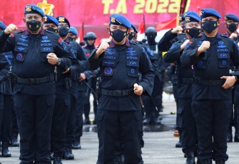 Kapolri (tengah) saat foto bersama usai membuka rakernis Korps Brimob Polri tahun 2022, Kamis, (10/3/2022).