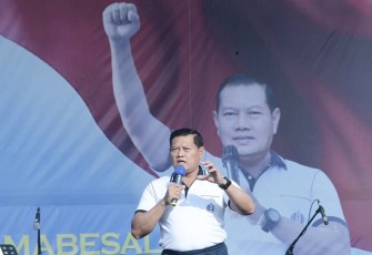 Kasal Laksamana TNI Yudo Margono disela-sela melaksanakan olahraga bersama seluruh prajurit TNI Angkatan Laut (TNI AL) wilayah Jakarta di Lapangan Trisilia, Mabesal, Cilangkap, Jakarta Timur, Jumat (30/09). 