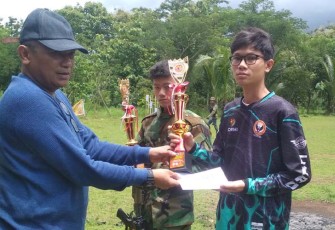 Ketua Umum PORGASI Kabupaten Karanganyar, Kurniadi Maulato menyerahkan trofi kejuaraan Kompetisi Simulasi Taktikal (KST) "The Redemption 2" Bupati Karanganyar Cup 2022, Minggu (27/11/2022).