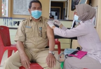 Petugas saat Vaksinasi salah satu warga