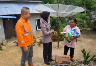Polsek Napal Putih Gandeng PT Injatama saat Bagi Sembako dan Santunan ke Mayarakat