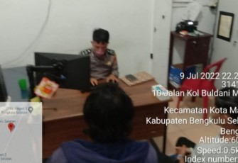 Korban saat melapor ke aparat kepolisian