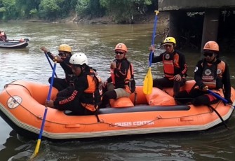 Tim pengarung Oi Crisis Center (OCC) menyusuri sungai Bengawan Solo dalam Misi Ekspedisi Bengawan Solo (MEBS) 2022.