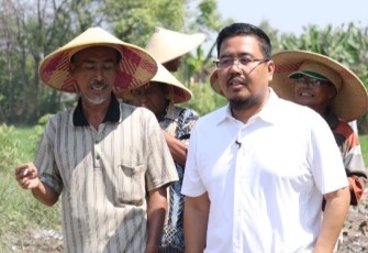 Wakil Ketua DPRD Jawa Timur Anwar Sadad saat menemui puluhan petani di kawasan Tambaksari Kraton, Kabupaten Pasuruan beberapa waktu lalu