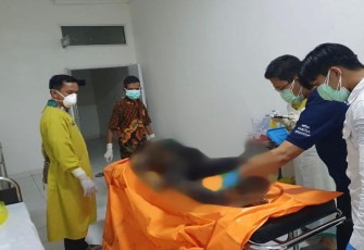 Polisi saat identifikasi jenazah korban