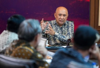 MenKopUKM Teten Masduki saat rapat dengan Deputi Bidang Perkoperasian KemenKopUKM bersama Tim Ahli yang terdiri dari Noer Sutrisno MA, PhD, Prof. Dr. Suwandi, Dr. Agung Nur Fajar, Ir. Arfian Muslim MR, dan Firdaus Putra, HC. di Jakarta, Selasa (20/9).