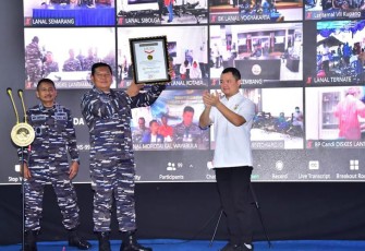 Kasal Laksamana TNI Yudo Margono saat terima Muri