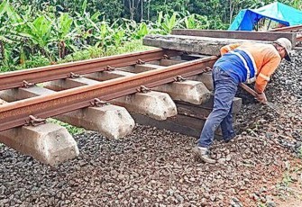 Petugas memperbaiki bantalan rel yang mengalami amblas tergerus air hujan di sepanjang jalur Jeruklegi-Kawunganten, Kabupaten Cilacap, Jawa Tengah, Sabtu (8/10). FOTO: DAOP 5 Purwokerto