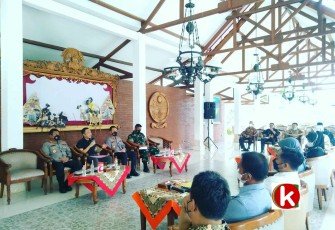 Situasi Wabup Rahmat Didampingi Jajaran Forkopimda Menerima Aspirasi PPRN Kabupaten Blitar (foto : Faisal NR / Klikwarta.com)
