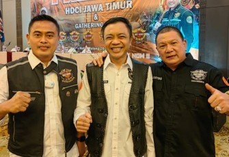 Wakil Bupati Blitar Rahmat Santoso (tengah) Bersama Rekan Klub Motornya Saat Hadiri Musda HDCI Jawa Timur Periode 2022-2025 di Malang.
