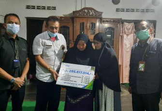 Ahli waris korban kecelakaan Bus vs KA Dhoho di Tulungagung Terima Santunan Kematian dari BPJS Ketenagakerjaan