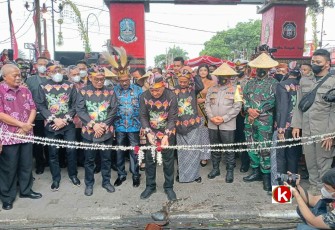 Menteri Koperasi dan UKM Republik Indonesia Teten Masduki Saat Memotong Pita Tali Bunga Penanda Dibukanya Bazar Blitar Djadoel Kota Blitar Tahun 2022 (foto : Faisal NR / Klikwarta.com)