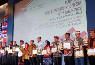 Walikota Blitar Santoso Terima Penghargaan dari Dekopin Republik Indonesia (foto : Pemkot Blitar)