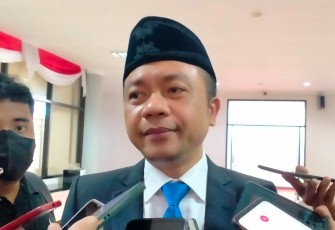 Wakil Bupati Blitar Rahmat Santoso Dihubungi Awak Media Setelah Menghadiri Rapat Paripurna DPRD Kabupaten Blitar dalam Agenda Mendengarkan Pidato Kenegaraan Presiden Republik Indonesia Jelang Hari Kemerdekaan Indonesia