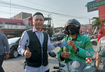 Wakil Bupati Blitar Rahmat Santoso Serahkan Kupon Pembelian BBM Gratis ke Driver Ojol di SPBU Karangsari Kota Blitar (foto : Faisal NR / Klikwarta.com)
