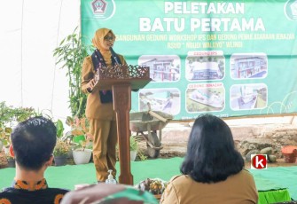 Bupati Blitar Rini Syarifah Sampaikan Sambutan Pengarahan di Acara Peletakan Batu Pertama Pembangunan Gedung IPS dan Pemulasaran Jenazah RSUD Ngudi Waluyo Kabupaten Blitar (foto : Klikwarta.com)