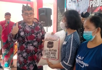 Walikota Blitar Santoso Salurkan Rasterada ke Warga Kauman, Selasa 4 Oktober 2022.
