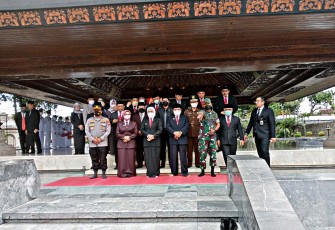 Bupati Blitar Rini Syarifah (dua dari kiri) Seusai Berziarah di Makam Bung Karno bersama Gubernur Jawa Timur Khofifah Indar Parawansa, Walikota Blitar Santoso dan jajaran Forkopimda Blitar Raya. (foto : Faisal NR / Klikwarta.com)