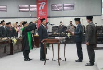 Isnadi Diambil Sumpah Jabatan Anggota DPRD Kabupaten Blitar lewat PAW