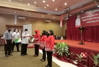 Walikota Blitar Santoso Didampingi Kepala BPJamsostek Blitar, Kadinkes Kota Blitar Serahkan Kartu Peserta BPJS Ketenagakerjaan (foto : Faisal NR / Klikwarta.com)