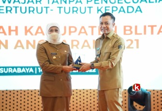 Gubernur Khofifah Mewakili BPK RI Serahkan Penghargaan WTP Kepada Wakil Bupati Blitar Rahmat Santoso (foto : team Makdhe Rahmat untuk Klikwarta.com)