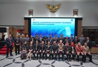 Walikota Blitar Santoso (barisan belakang lima dari kiri) Bersama Peserta DLA di Singapura