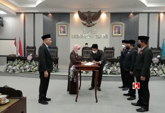Bupati Rini Didampingi Wabup Rahmat Tandatangani Raperda APBD Kabupaten Blitar Tahun 2023 Disaksikan Pimpinan DPRD Kabupaten Blitar (foto : Faisal NR / Klikwarta.com)