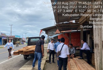 Polisi saat amankan seorang pria Angkut Kayu Ilegal gunakan mobil Pick Up Carry Futura Warna Hitam, Senin kemarin (22/8) sekira pukul 11.40 WIB. 
