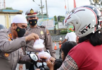 Kapolres Rejang Lebong AKBP Tonny Kurniawan, S.IK beserta Pejabat Utama dan Personil Polres Rejang Lebong saat menggelar kegiatan Gerakan Takjil Gratis Ramadhan kepada masyarakat.