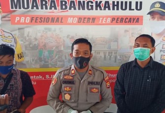 Kapolsek Muara Bangkahulu AKP Chusnul Qomar, SH.,S.Ik saat memberi keterangan pers