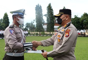 Kapolres Bengkulu Selatan Polda Bengkulu AKBP Juda Trisno Tampubolon, SH., S.IK., MH saat memberikan piagam penghargaan.