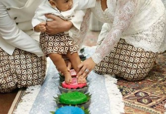 Ilustrasi Bayi menginjak Jenang saat Tedak Siten. Foto: Jurnal Indonesia.