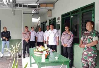 Kue ulang tahun untuk TNI dari Camat dan Kapolsek Pati 