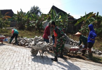Serda Mardiyono Bersama Warga saat Gotong-royong Kerja Bakti Perbaiki Jalan
