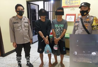 Dua Tersangka (tengah) saat diamankan di Mapolsek Teramang Jaya.