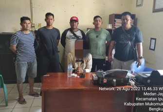 Tersangka (duduk diborgol) saat diamankan petugas