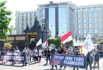 FUIS dan Elemen Masyarakat Semarang saat Demo di Polda Jateng