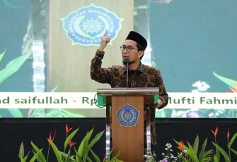 Ustaz Adi Hidayat, saat menjadi narasumber acara Tabligh Akbar dalam rangka menyongsong Muktamar Muhammadiyah ke-48, di Gedung Auditorium Kyai Haji Ahmad Dahlan Universitas Muhammadiyah Surakarta (UMS), Pabelan, Kabupaten Sukoharjo, pada Sabtu (8/10/2022).